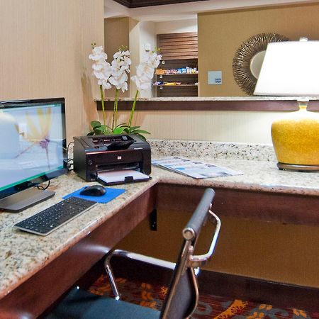 Holiday Inn Express & Suites San Antonio Frost Bank Center By Ihg Extérieur photo
