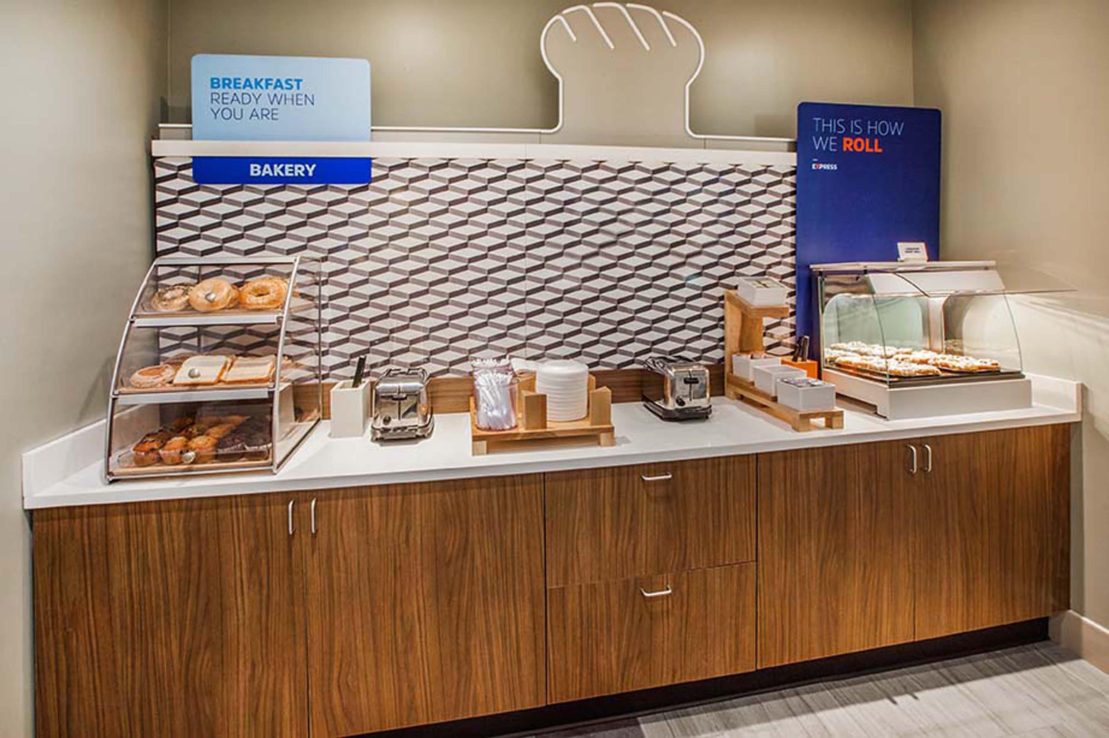 Holiday Inn Express & Suites San Antonio Frost Bank Center By Ihg Extérieur photo
