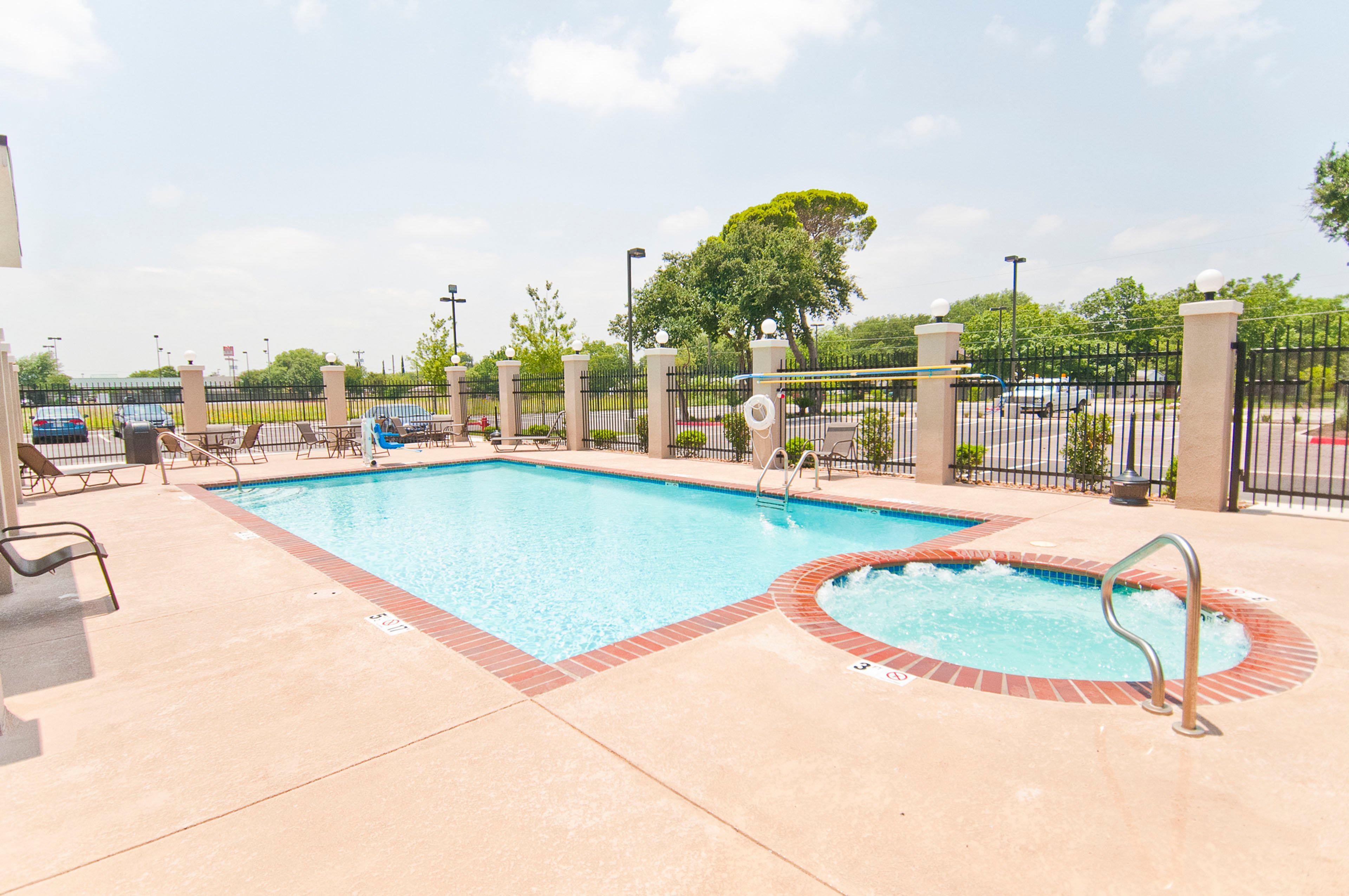 Holiday Inn Express & Suites San Antonio Frost Bank Center By Ihg Extérieur photo
