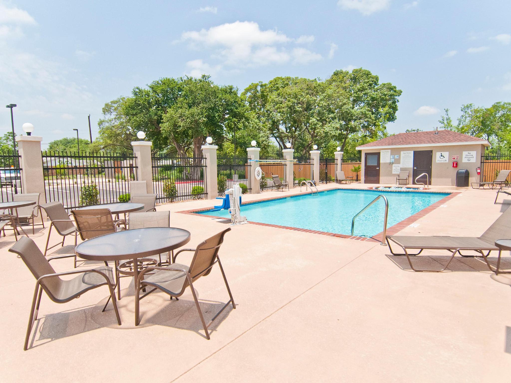 Holiday Inn Express & Suites San Antonio Frost Bank Center By Ihg Extérieur photo