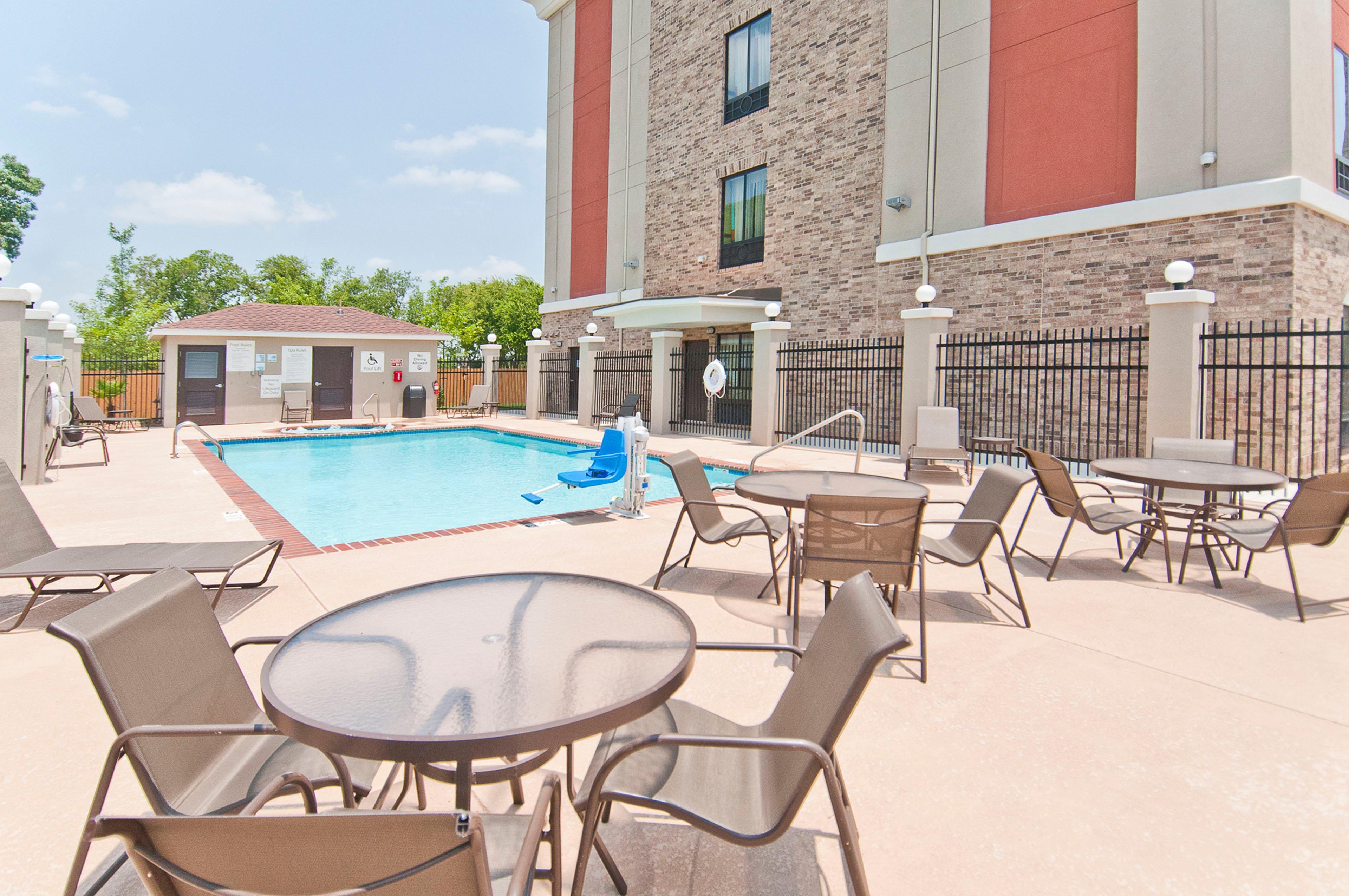 Holiday Inn Express & Suites San Antonio Frost Bank Center By Ihg Extérieur photo