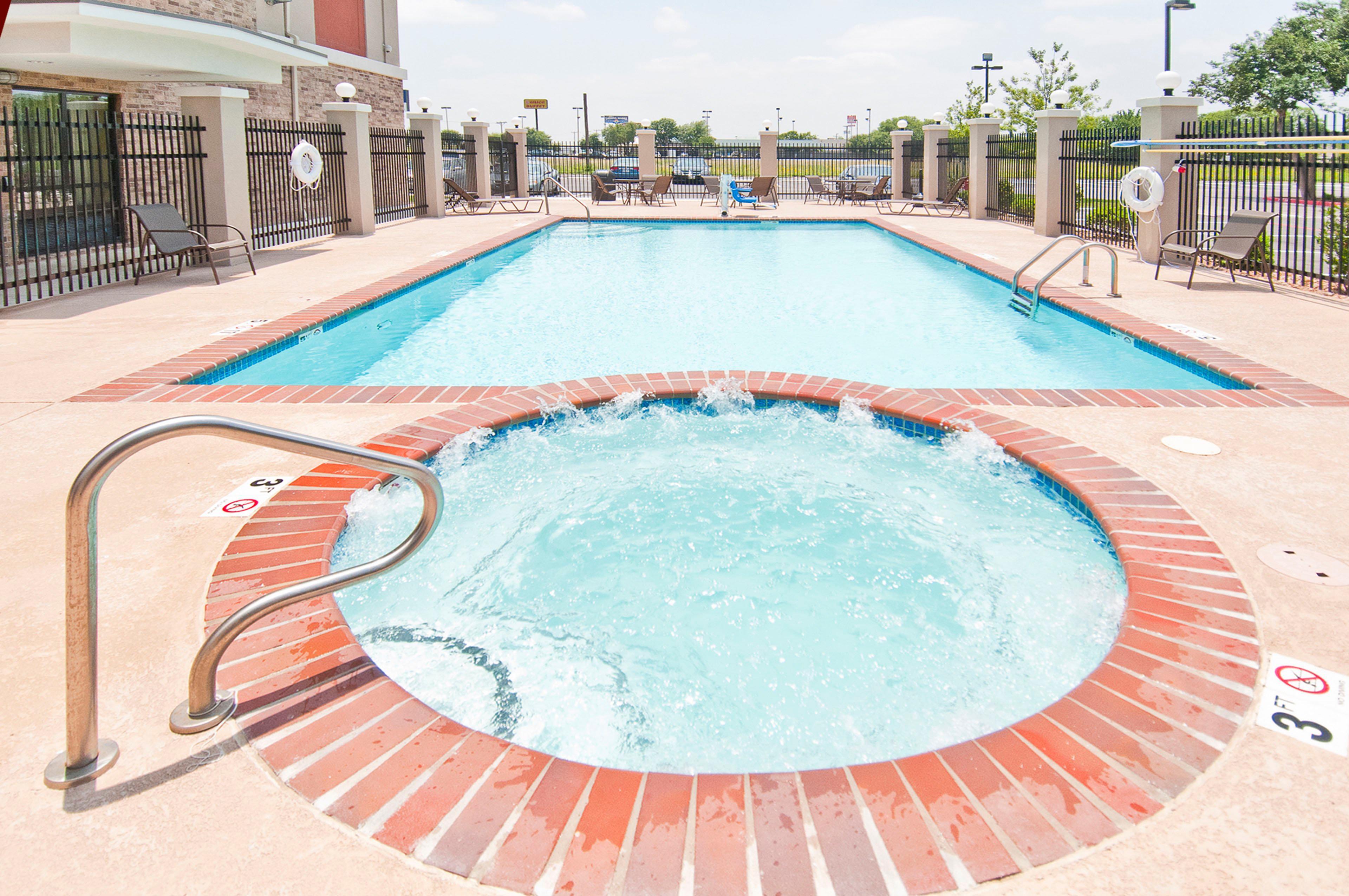 Holiday Inn Express & Suites San Antonio Frost Bank Center By Ihg Extérieur photo