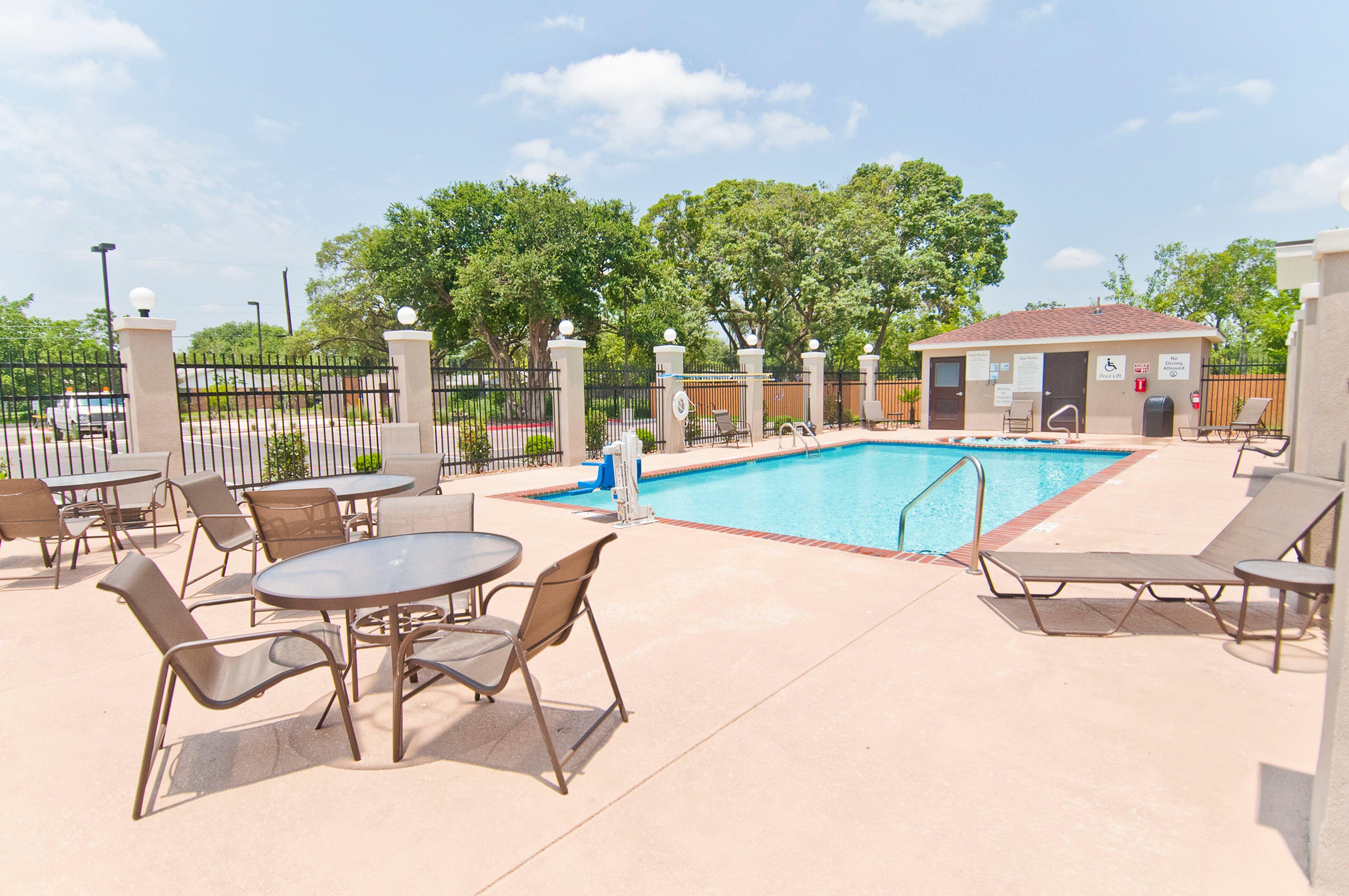 Holiday Inn Express & Suites San Antonio Frost Bank Center By Ihg Extérieur photo