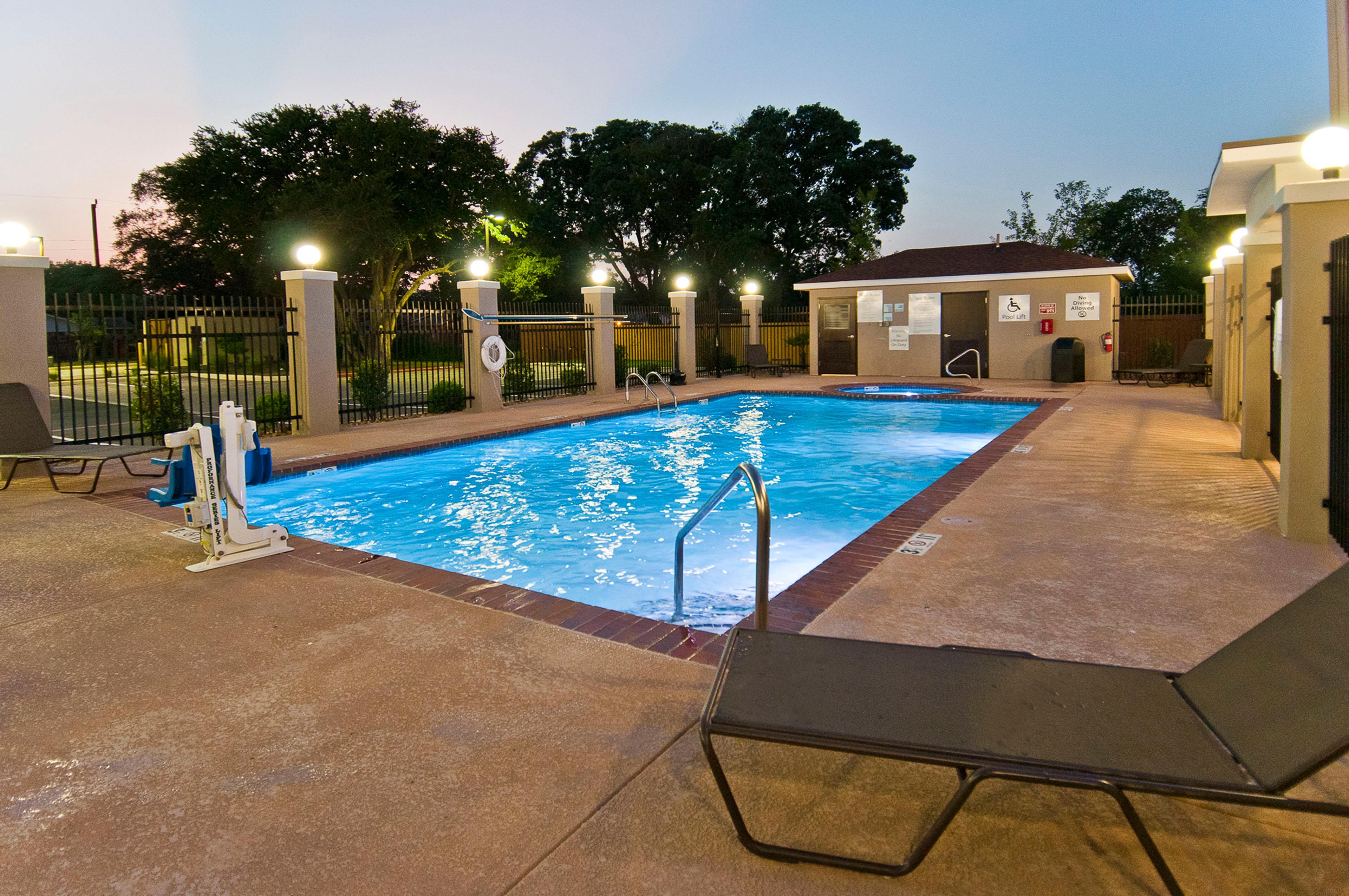 Holiday Inn Express & Suites San Antonio Frost Bank Center By Ihg Extérieur photo
