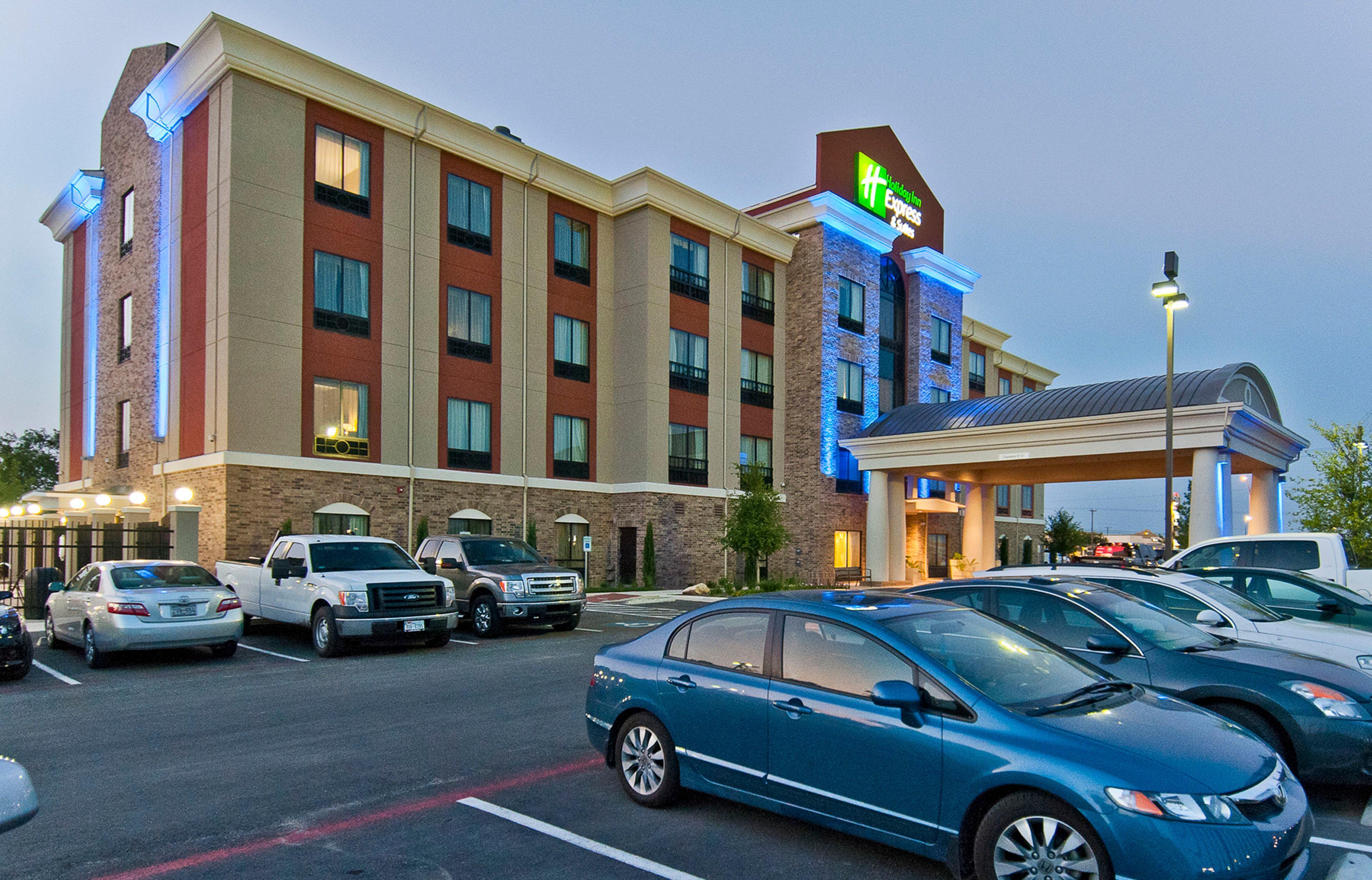Holiday Inn Express & Suites San Antonio Frost Bank Center By Ihg Extérieur photo