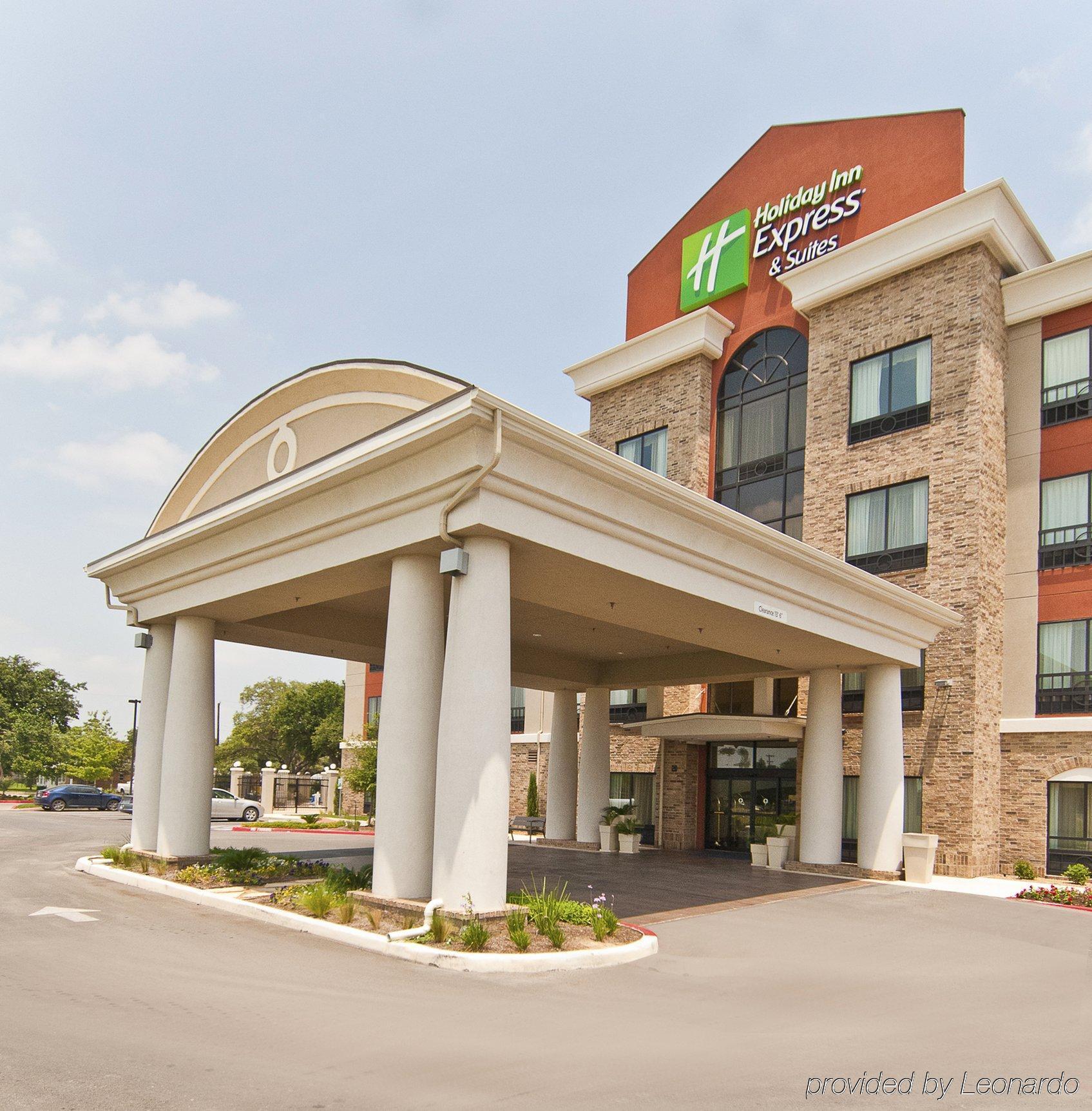 Holiday Inn Express & Suites San Antonio Frost Bank Center By Ihg Extérieur photo