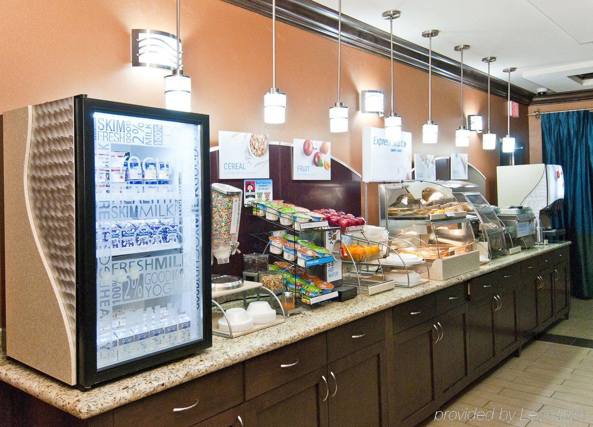 Holiday Inn Express & Suites San Antonio Frost Bank Center By Ihg Extérieur photo